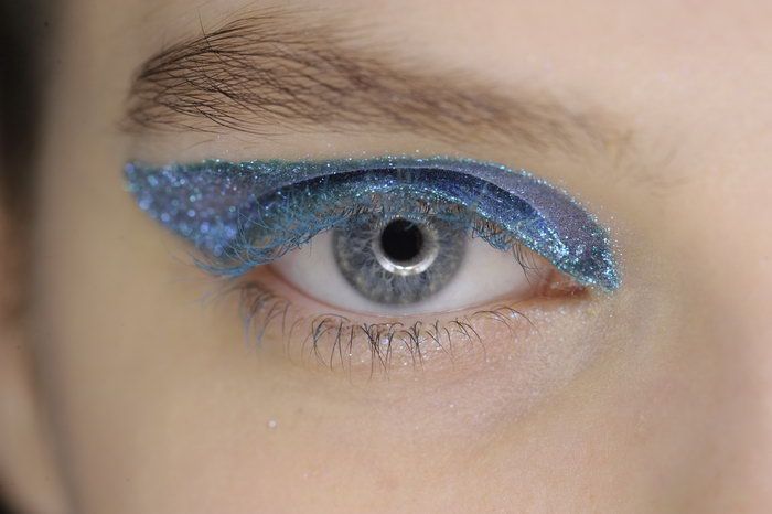 今年秋冬,各式各样的蓝色眼影,大量出现在伸展台上,彩妆师们都异口